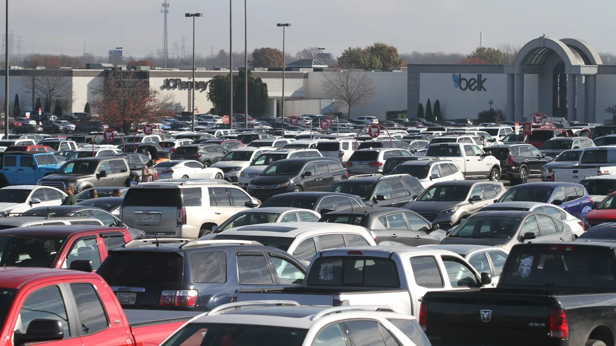 91459891007-20201127-t-193903-z-957299819-mt-1-usatoday-15239179-rtrmadp-3-theparkinglotatgovernorssquaremallonfriday
