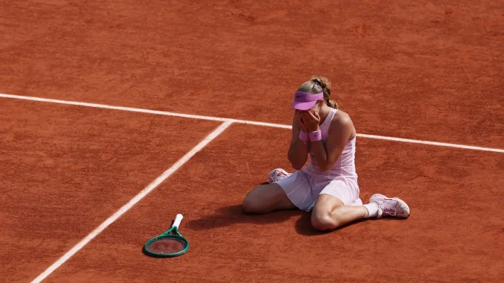 Mirra Andreeva defeats Maja Chwalińska in French Open to win first Grand Slam