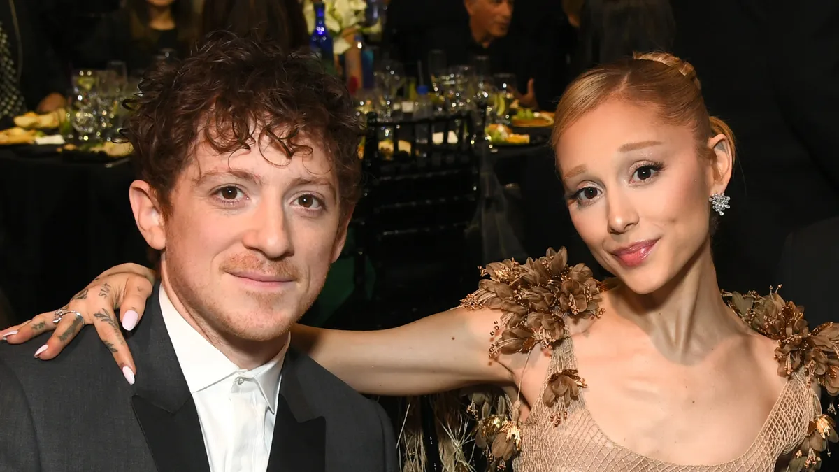90466048007-ethan-slater-ariana-grande-break-up