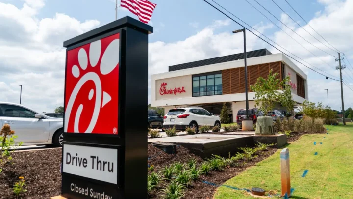 Chick-fil-A’s reign is over. See who is now the top fast food chain