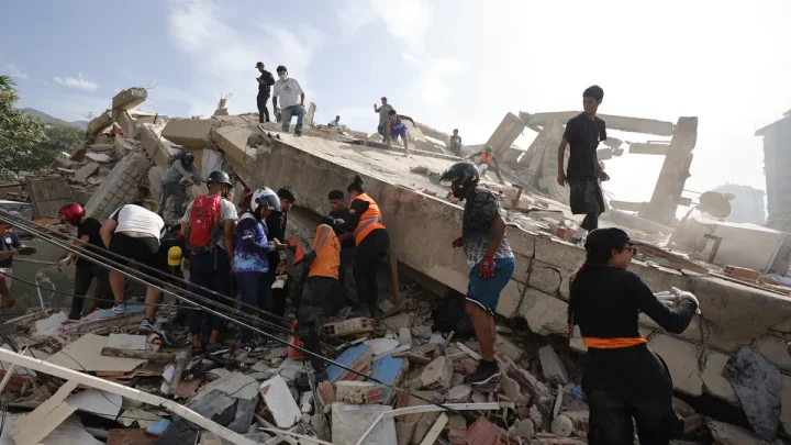 Venezuela earthquakes death toll sharply rises as crews search for survivors