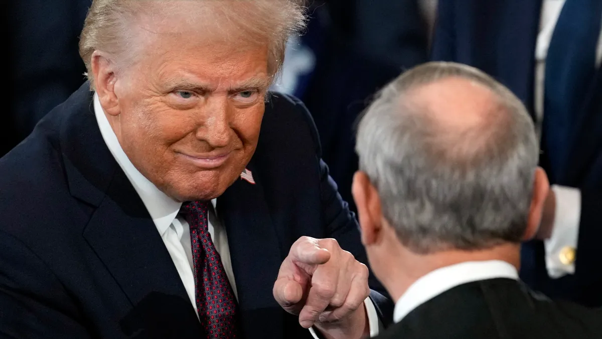 83603091007-trump-roberts-pic