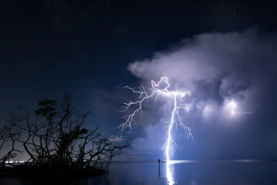 1 dead, 3 injured after lightning strikes family off Florida beach