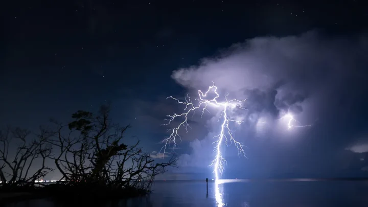 1 dead, 3 injured after lightning strikes family off Florida beach
