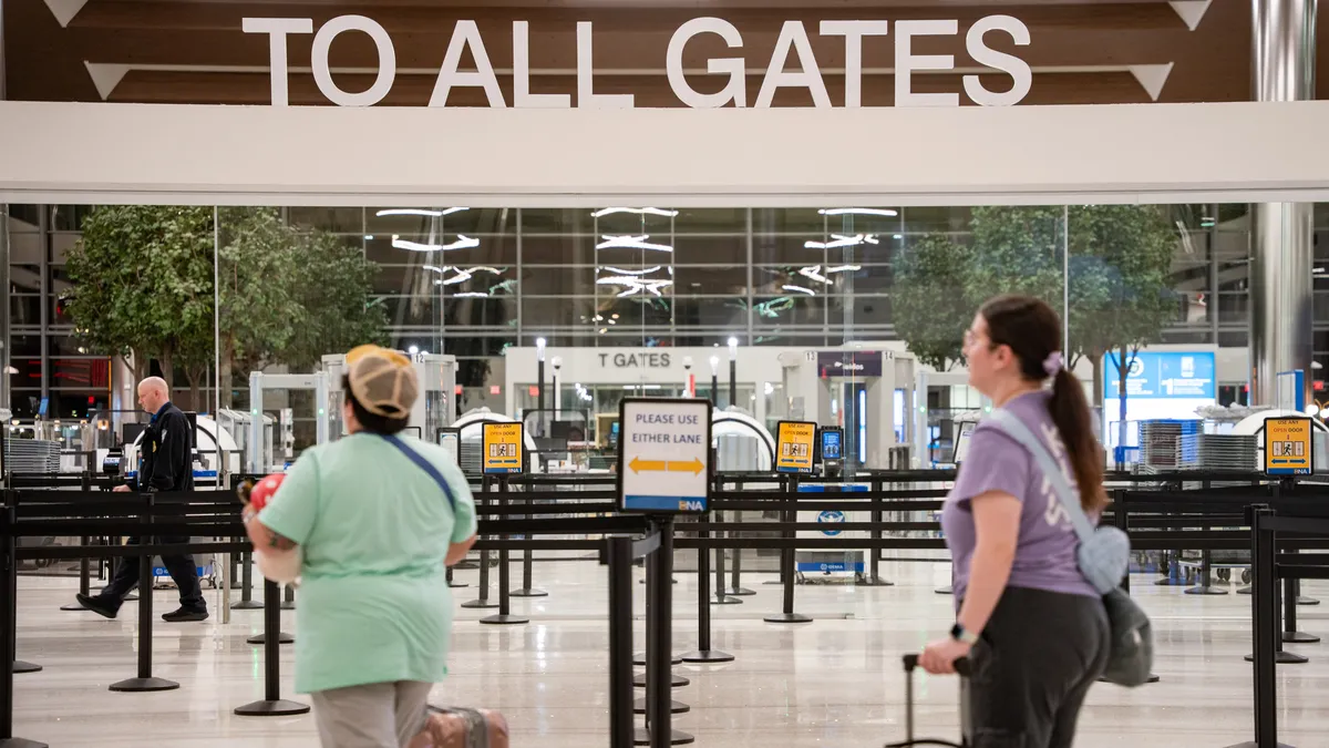 86588523007-air-traffic-controllers-shutdown-08