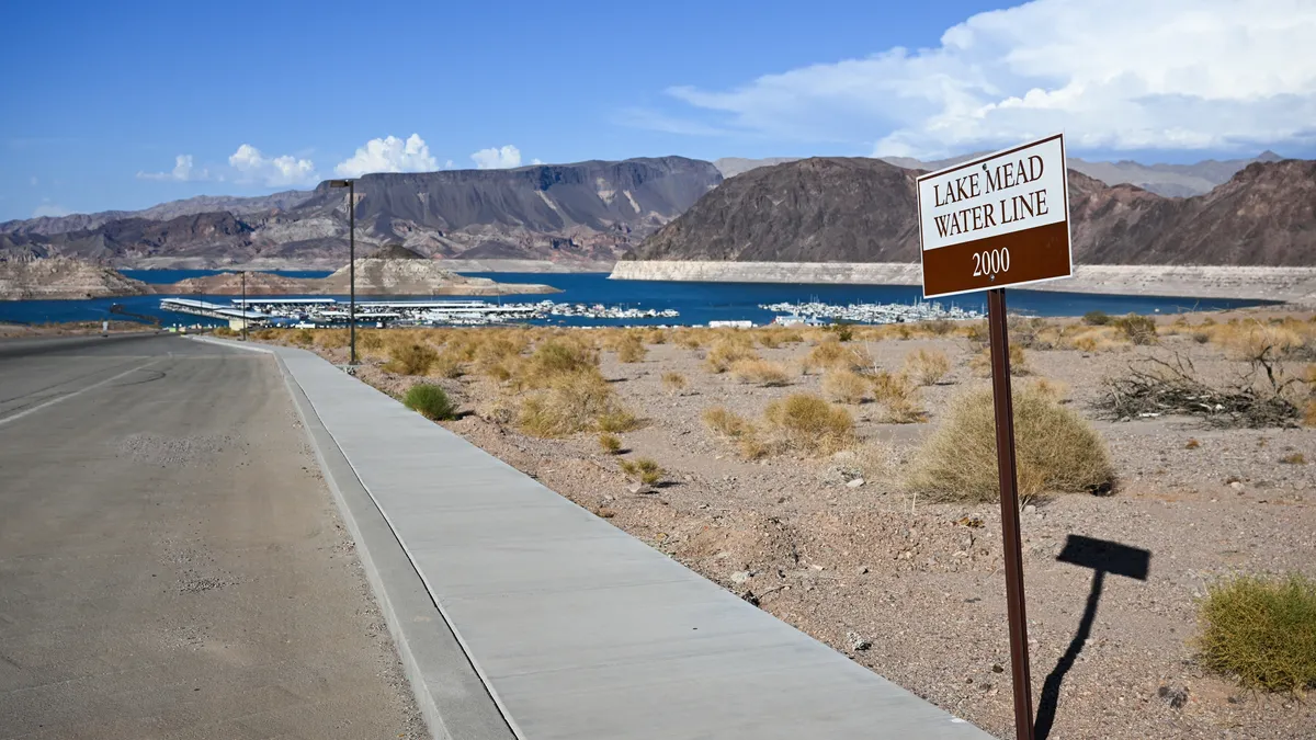 90506744007-lake-mead-water-level-11
