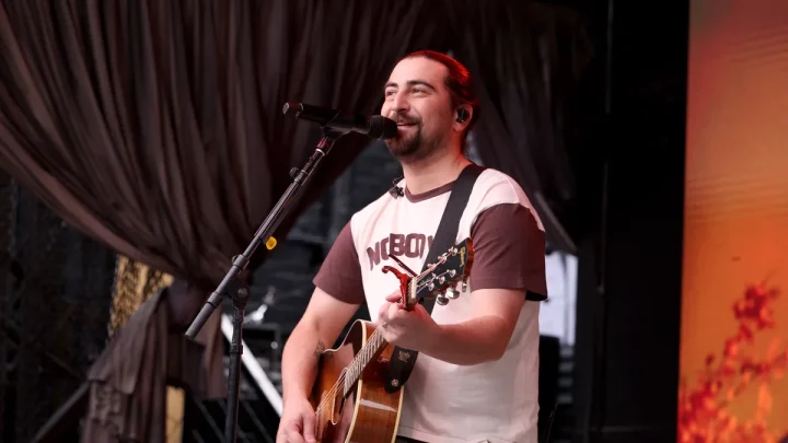 Noah Kahan begs fans not to take part in this gross concert trend