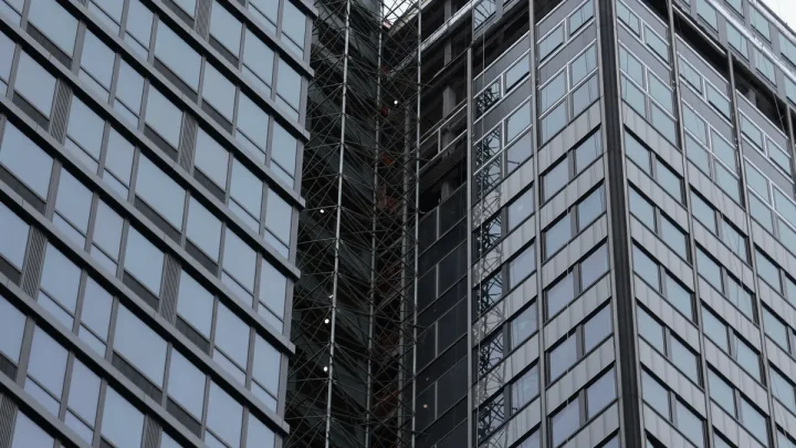 Crews working to shore up Manhattan building at risk of collapse