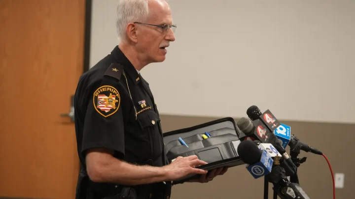 Attempt to save struggling swimmer leaves 5 dead in Ohio river