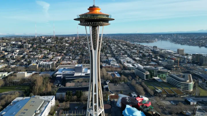 Seattle police search for men who parachuted from Space Needle