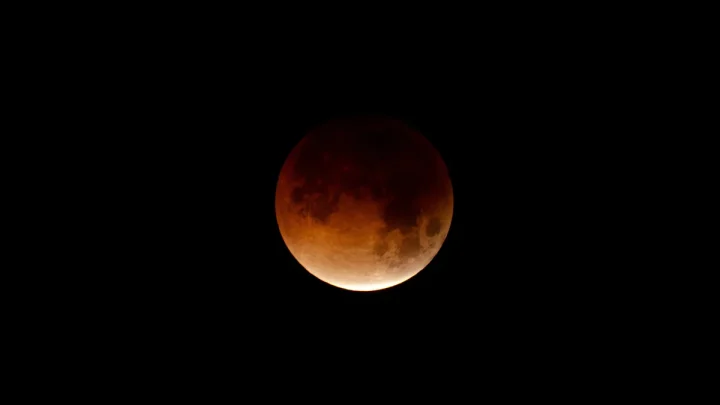 Is the lunar eclipse worth staying up late to watch? What to expect