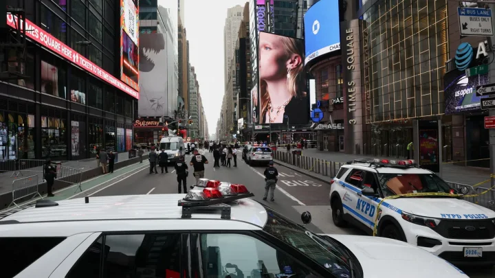1 dead, 1 injured in Times Square stabbing; suspect fatally shot by police