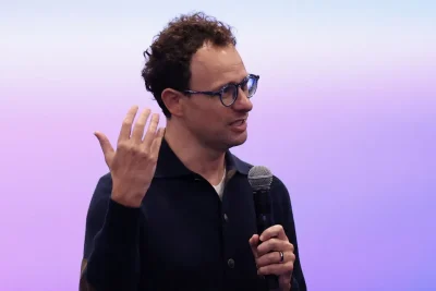 ‘Voters are deeply concerned.’ Democratic 2028 hopefuls debate AI regulations
