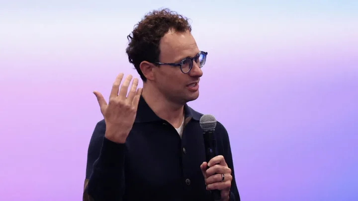 ‘Voters are deeply concerned.’ Democratic 2028 hopefuls debate AI regulations